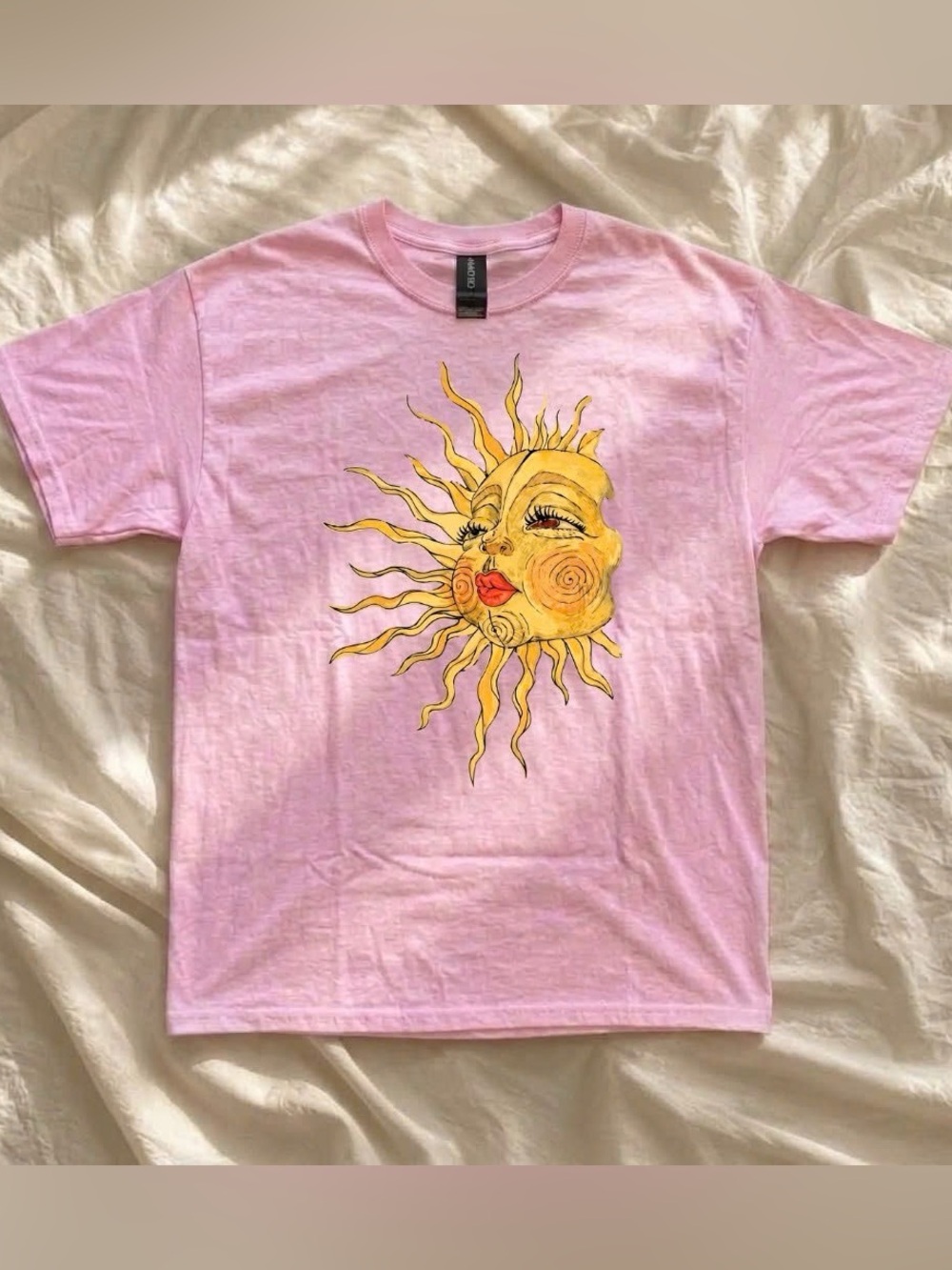 Gildan Graphic Short Sleeve Tee in Pink Size Medium